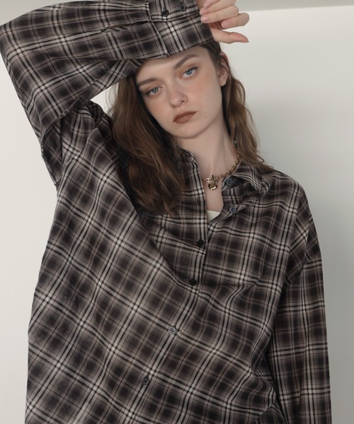 Mili affinity(ミリアフィニティー)の「オーバーサイズシアーチェックシャツ(シャツ/ブラウス・レディース・ネイビー/ライトブルー/ブラック・FREE)」の2枚目の写真