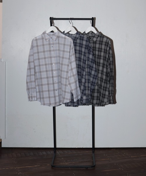 Mili affinity(ミリアフィニティー)の「オーバーサイズシアーチェックシャツ(シャツ/ブラウス・レディース・ネイビー/ライトブルー/ブラック・FREE)」の4枚目の写真