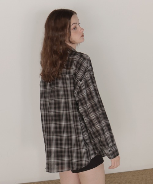 Mili affinity(ミリアフィニティー)の「オーバーサイズシアーチェックシャツ(シャツ/ブラウス・レディース・ネイビー/ライトブルー/ブラック・FREE)」の8枚目の写真