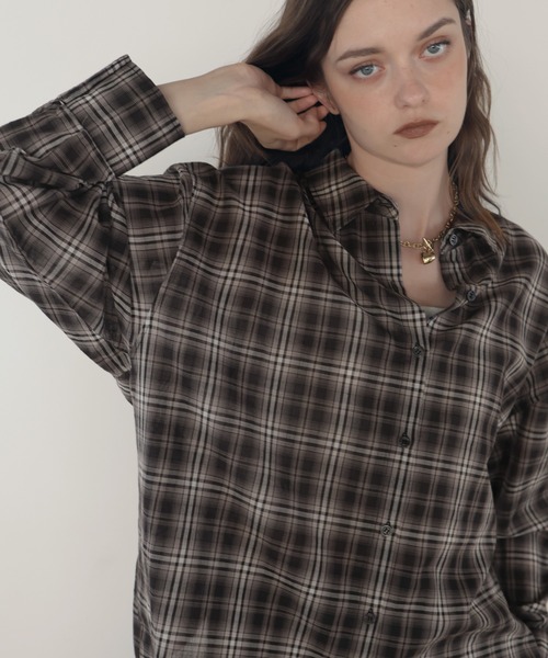 Mili affinity(ミリアフィニティー)の「オーバーサイズシアーチェックシャツ(シャツ/ブラウス・レディース・ネイビー/ライトブルー/ブラック・FREE)」の10枚目の写真