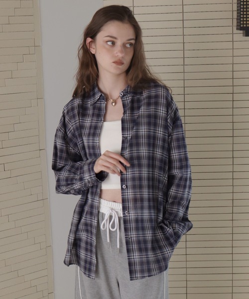 Mili affinity(ミリアフィニティー)の「オーバーサイズシアーチェックシャツ(シャツ/ブラウス・レディース・ネイビー/ライトブルー/ブラック・FREE)」の16枚目の写真