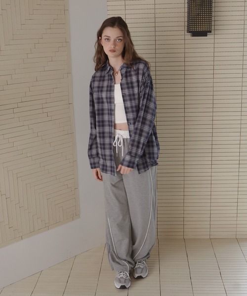 Mili affinity(ミリアフィニティー)の「オーバーサイズシアーチェックシャツ(シャツ/ブラウス・レディース・ネイビー/ライトブルー/ブラック・FREE)」の20枚目の写真