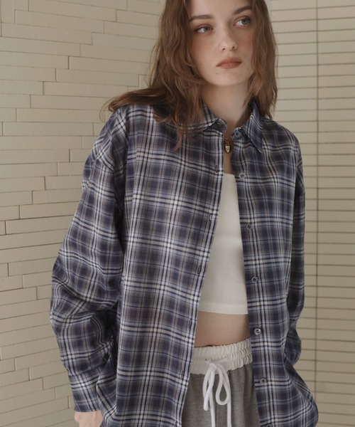 Mili affinity(ミリアフィニティー)の「オーバーサイズシアーチェックシャツ(シャツ/ブラウス・レディース・ネイビー/ライトブルー/ブラック・FREE)」の22枚目の写真