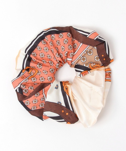 GLOBAL WORK（グローバルワーク）の「アソートスカーフ柄シュシュ/583544（シュシュ・レディース・オレンジ/ブラック/ベージュ/ホワイト系2/ホワイト×グリーン/ダークブラウン/ブルー系3・FREE）」の3枚目の写真
