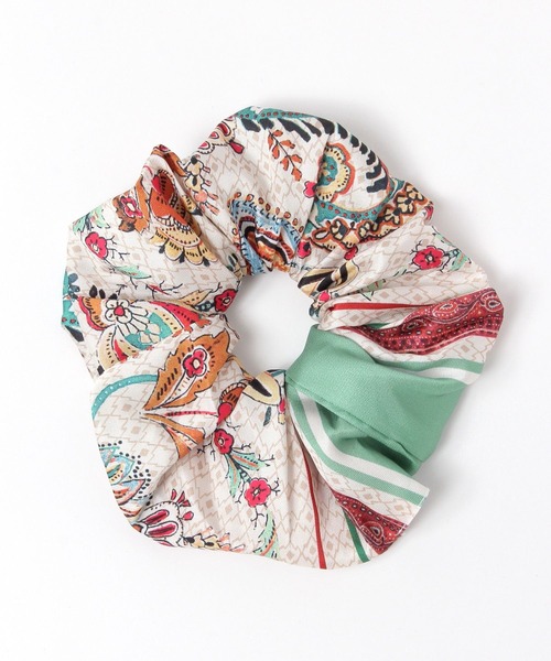 GLOBAL WORK（グローバルワーク）の「アソートスカーフ柄シュシュ/583544（シュシュ・レディース・オレンジ/ブラック/ベージュ/ホワイト系2/ホワイト×グリーン/ダークブラウン/ブルー系3・FREE）」の2枚目の写真