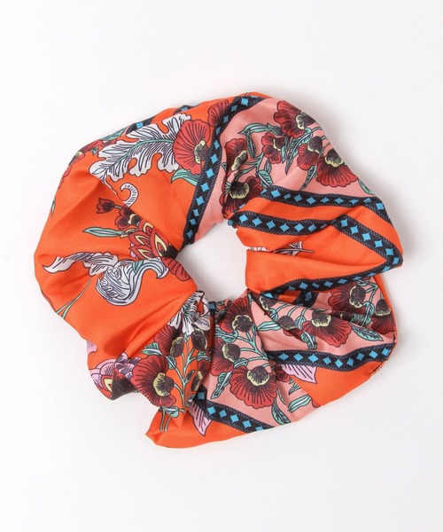 GLOBAL WORK（グローバルワーク）の「アソートスカーフ柄シュシュ/583544（シュシュ・レディース・オレンジ/ブラック/ベージュ/ホワイト系2/ホワイト×グリーン/ダークブラウン/ブルー系3・FREE）」の7枚目の写真