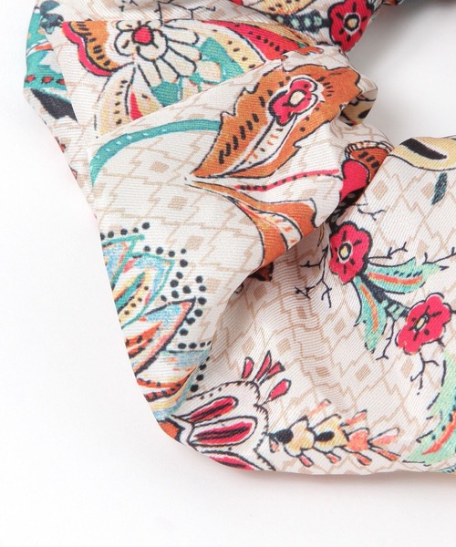 GLOBAL WORK（グローバルワーク）の「アソートスカーフ柄シュシュ/583544（シュシュ・レディース・オレンジ/ブラック/ベージュ/ホワイト系2/ホワイト×グリーン/ダークブラウン/ブルー系3・FREE）」の11枚目の写真