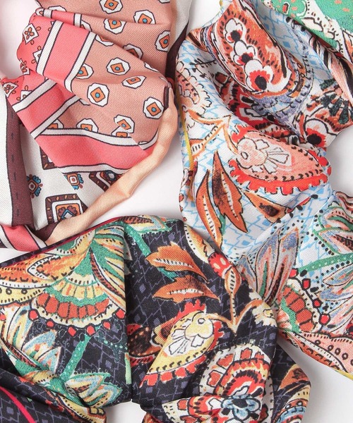 GLOBAL WORK（グローバルワーク）の「アソートスカーフ柄シュシュ/583544（シュシュ・レディース・オレンジ/ブラック/ベージュ/ホワイト系2/ホワイト×グリーン/ダークブラウン/ブルー系3・FREE）」の12枚目の写真