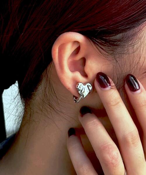 OPAQUE.CLIP（オペークドットクリップ）の「ニュアンスハートメタルイヤリング（イヤリング・レディース・シルバー/ゴールド・00）」の7枚目の写真