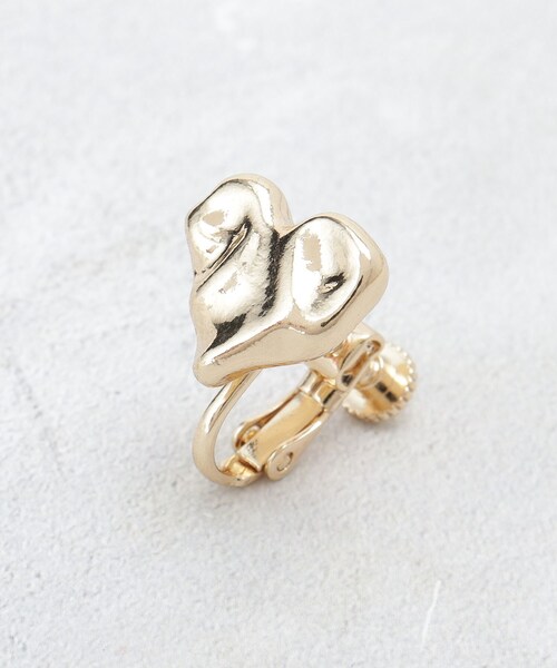 OPAQUE.CLIP（オペークドットクリップ）の「ニュアンスハートメタルイヤリング（イヤリング・レディース・シルバー/ゴールド・00）」の4枚目の写真