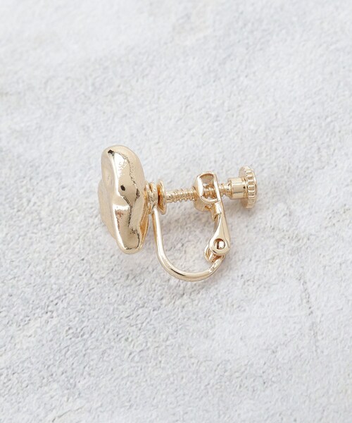 OPAQUE.CLIP（オペークドットクリップ）の「ニュアンスハートメタルイヤリング（イヤリング・レディース・シルバー/ゴールド・00）」の3枚目の写真