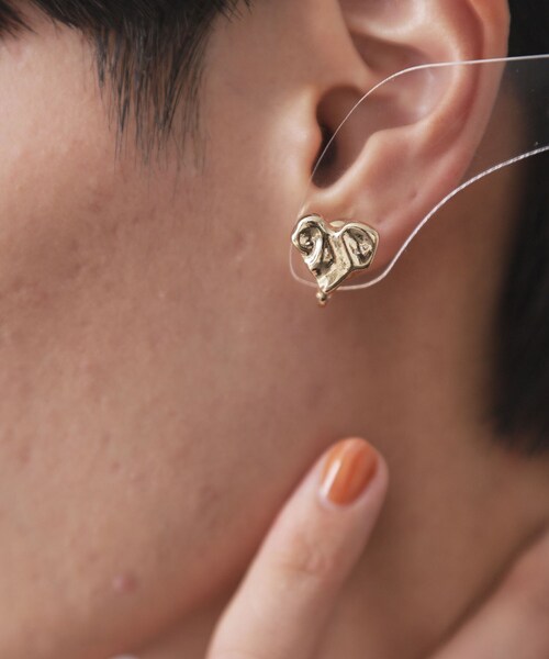 OPAQUE.CLIP（オペークドットクリップ）の「ニュアンスハートメタルイヤリング（イヤリング・レディース・シルバー/ゴールド・00）」の8枚目の写真