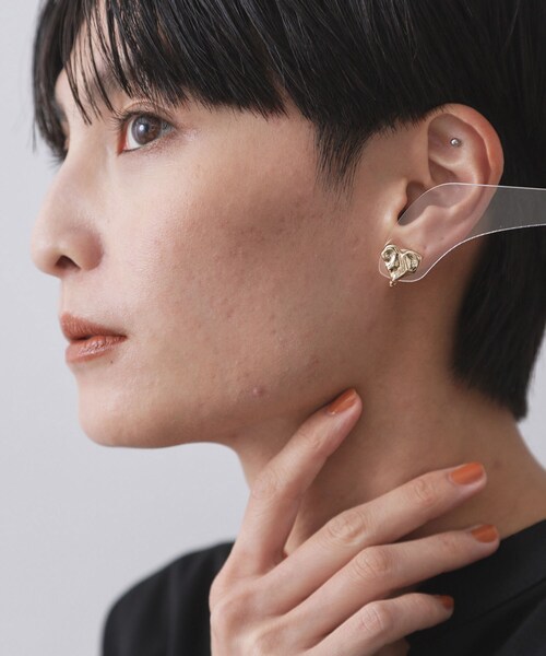 OPAQUE.CLIP（オペークドットクリップ）の「ニュアンスハートメタルイヤリング（イヤリング・レディース・シルバー/ゴールド・00）」の9枚目の写真