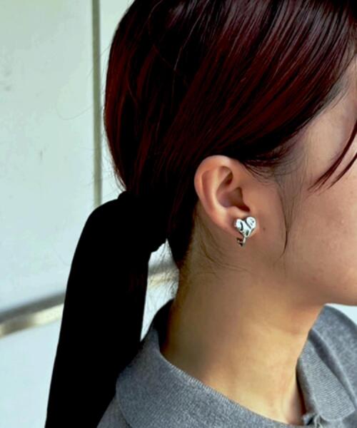 OPAQUE.CLIP（オペークドットクリップ）の「ニュアンスハートメタルイヤリング（イヤリング・レディース・シルバー/ゴールド・00）」の6枚目の写真