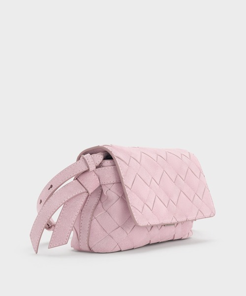 CHARLES & KEITH(チャールズ & キース)の「Ivette イヴェット スエードウーブンクロスボディバッグ(ショルダーバッグ・レディース・サンドベージュ/ピンク・S)」の4枚目の写真