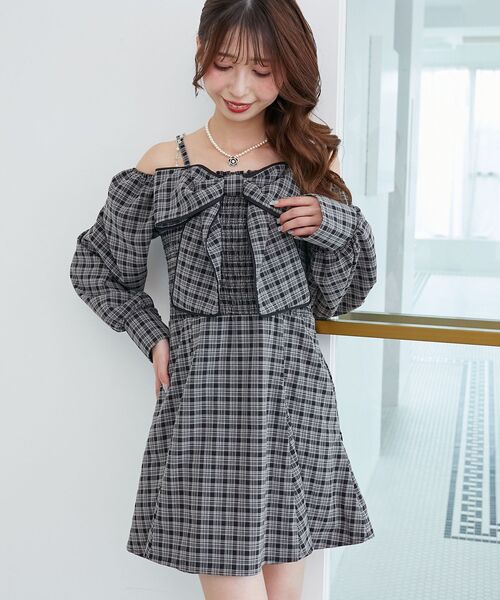 MAJESTIC LEGON(マジェスティックレゴン)の「チェーン付ビッグリボンミニワンピ(ワンピース・レディース・ホワイト系その他2/ベージュ系その他3/ブラック系その他・MEDIUM)」の2枚目の写真