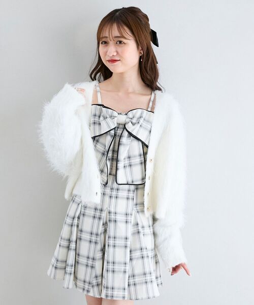 MAJESTIC LEGON(マジェスティックレゴン)の「チェーン付ビッグリボンミニワンピ(ワンピース・レディース・ホワイト系その他2/ベージュ系その他3/ブラック系その他・MEDIUM)」の1枚目の写真