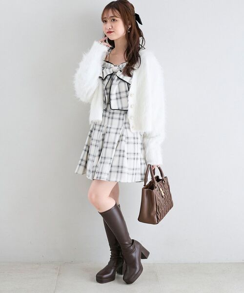 MAJESTIC LEGON(マジェスティックレゴン)の「チェーン付ビッグリボンミニワンピ(ワンピース・レディース・ホワイト系その他2/ベージュ系その他3/ブラック系その他・MEDIUM)」の5枚目の写真