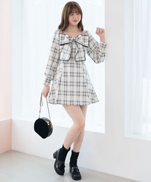 MAJESTIC LEGON(マジェスティックレゴン)の「チェーン付ビッグリボンミニワンピ(ワンピース・レディース・ホワイト系その他2/ベージュ系その他3/ブラック系その他・MEDIUM)」の7枚目の写真
