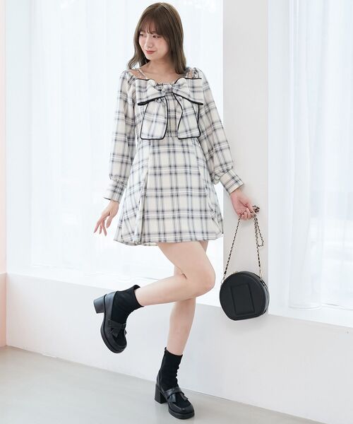 MAJESTIC LEGON(マジェスティックレゴン)の「チェーン付ビッグリボンミニワンピ(ワンピース・レディース・ホワイト系その他2/ベージュ系その他3/ブラック系その他・MEDIUM)」の8枚目の写真