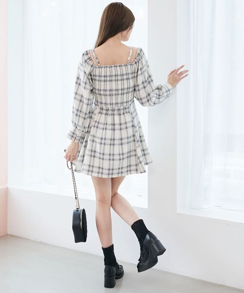 MAJESTIC LEGON(マジェスティックレゴン)の「チェーン付ビッグリボンミニワンピ(ワンピース・レディース・ホワイト系その他2/ベージュ系その他3/ブラック系その他・MEDIUM)」の9枚目の写真