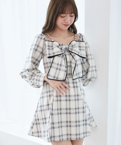 MAJESTIC LEGON(マジェスティックレゴン)の「チェーン付ビッグリボンミニワンピ(ワンピース・レディース・ホワイト系その他2/ベージュ系その他3/ブラック系その他・MEDIUM)」の10枚目の写真
