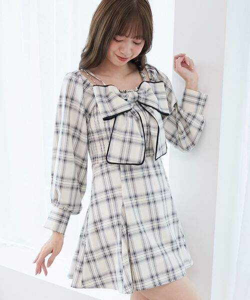 MAJESTIC LEGON(マジェスティックレゴン)の「チェーン付ビッグリボンミニワンピ(ワンピース・レディース・ホワイト系その他2/ベージュ系その他3/ブラック系その他・MEDIUM)」の11枚目の写真