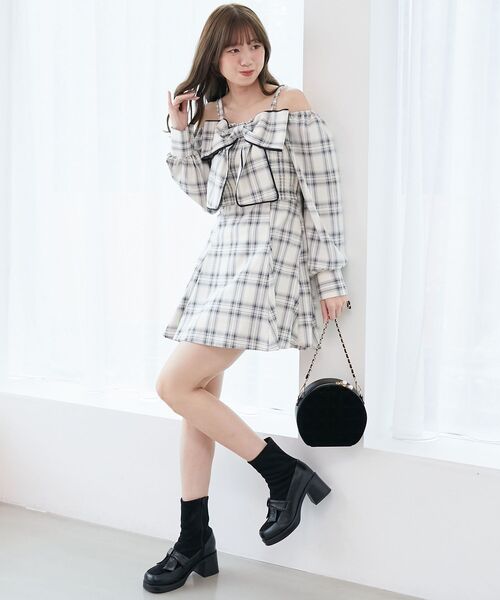 MAJESTIC LEGON(マジェスティックレゴン)の「チェーン付ビッグリボンミニワンピ(ワンピース・レディース・ホワイト系その他2/ベージュ系その他3/ブラック系その他・MEDIUM)」の14枚目の写真