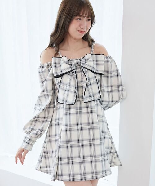 MAJESTIC LEGON(マジェスティックレゴン)の「チェーン付ビッグリボンミニワンピ(ワンピース・レディース・ホワイト系その他2/ベージュ系その他3/ブラック系その他・MEDIUM)」の15枚目の写真