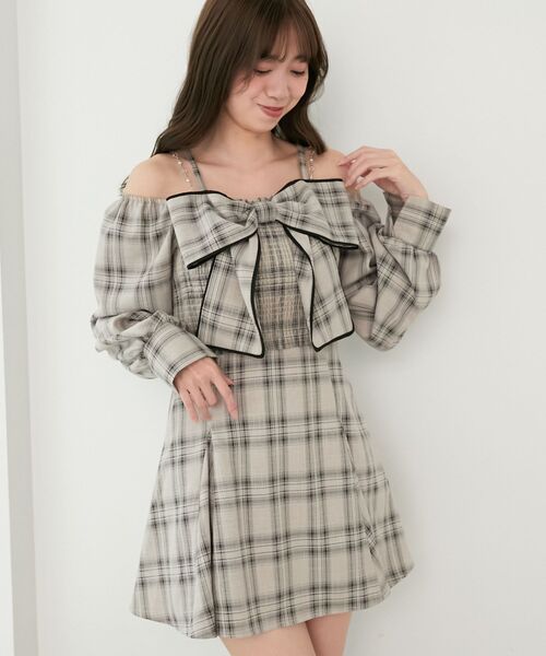 MAJESTIC LEGON(マジェスティックレゴン)の「チェーン付ビッグリボンミニワンピ(ワンピース・レディース・ホワイト系その他2/ベージュ系その他3/ブラック系その他・MEDIUM)」の19枚目の写真