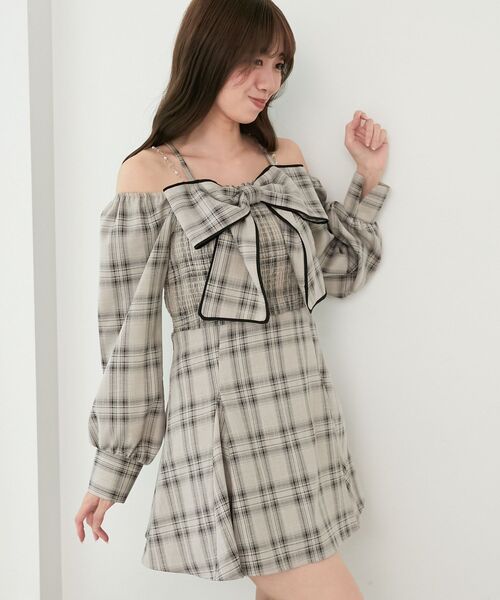 MAJESTIC LEGON(マジェスティックレゴン)の「チェーン付ビッグリボンミニワンピ(ワンピース・レディース・ホワイト系その他2/ベージュ系その他3/ブラック系その他・MEDIUM)」の20枚目の写真