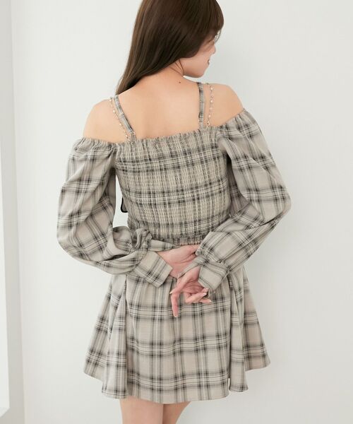 MAJESTIC LEGON(マジェスティックレゴン)の「チェーン付ビッグリボンミニワンピ(ワンピース・レディース・ホワイト系その他2/ベージュ系その他3/ブラック系その他・MEDIUM)」の21枚目の写真