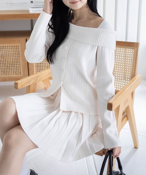 clear（クリア）の「オフショル風ボタンリブニットトップス［大人 カジュアル 着回し力抜群］≪AW新作≫（ニット/セーター・レディース・ボルドー/ブラック/アイボリー/ブラウン・F）」の2枚目の写真