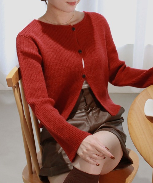 Reurie'（レウリィ）の「フロントカットアウトニットカーディガン/ 長袖 クルーネック クリスマス 赤ニット 肌見せ シンプル カジュアル モード フェミニン プルオーバー（ニット/セーター・レディース・ブラック/レッド/ブラウン・FREE）」の3枚目の写真