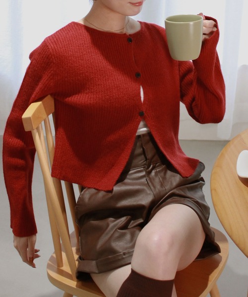 Reurie'（レウリィ）の「フロントカットアウトニットカーディガン/ 長袖 クルーネック クリスマス 赤ニット 肌見せ シンプル カジュアル モード フェミニン プルオーバー（ニット/セーター・レディース・ブラック/レッド/ブラウン・FREE）」の6枚目の写真