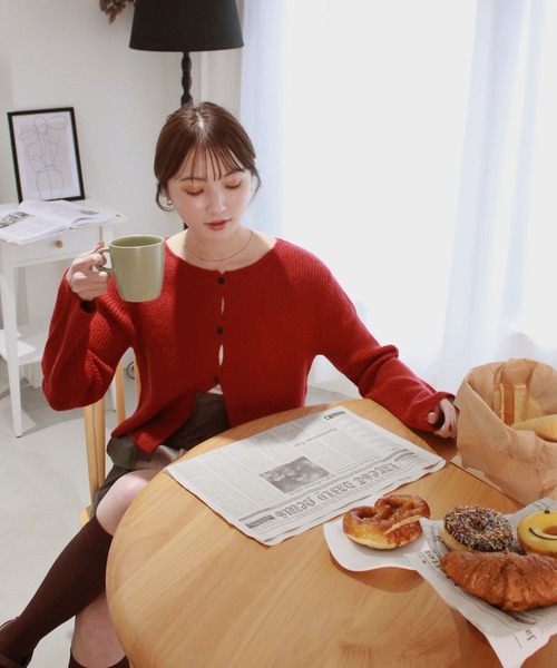 Reurie'（レウリィ）の「フロントカットアウトニットカーディガン/ 長袖 クルーネック クリスマス 赤ニット 肌見せ シンプル カジュアル モード フェミニン プルオーバー（ニット/セーター・レディース・ブラック/レッド/ブラウン・FREE）」の7枚目の写真