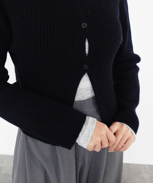 Reurie'（レウリィ）の「フロントカットアウトニットカーディガン/ 長袖 クルーネック クリスマス 赤ニット 肌見せ シンプル カジュアル モード フェミニン プルオーバー（ニット/セーター・レディース・ブラック/レッド/ブラウン・FREE）」の20枚目の写真