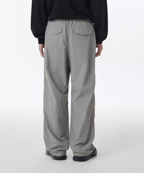 MUSINSA STANDARD（ムシンサスタンダード）の「ナイロンパラシュートパンツ [ライトグレー]（その他パンツ・メンズ・その他・34/32/30/26/40/38/42/36/28）」の2枚目の写真