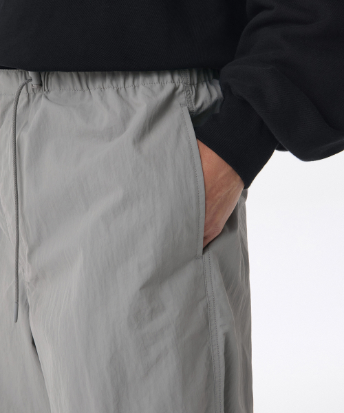 MUSINSA STANDARD（ムシンサスタンダード）の「ナイロンパラシュートパンツ [ライトグレー]（その他パンツ・メンズ・その他・34/32/30/26/40/38/42/36/28）」の5枚目の写真