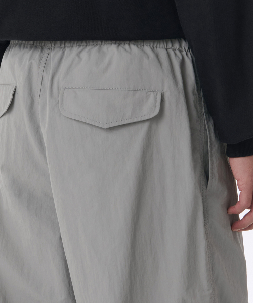 MUSINSA STANDARD（ムシンサスタンダード）の「ナイロンパラシュートパンツ [ライトグレー]（その他パンツ・メンズ・その他・34/32/30/26/40/38/42/36/28）」の6枚目の写真