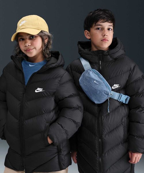 NIKE ナイキフーデッドアウター中綿　ジュニア150 Ｍルーズフィットデザイン NIKE ナイキフーデッドアウター中綿 キッズ150 Mルーズフィット