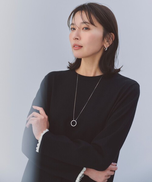 UNFILO(アンフィーロ)の「フリルトリミング ニットワンピース(ワンピース・レディース・ブラック系/ネイビー系・X-LARGE)」の4枚目の写真