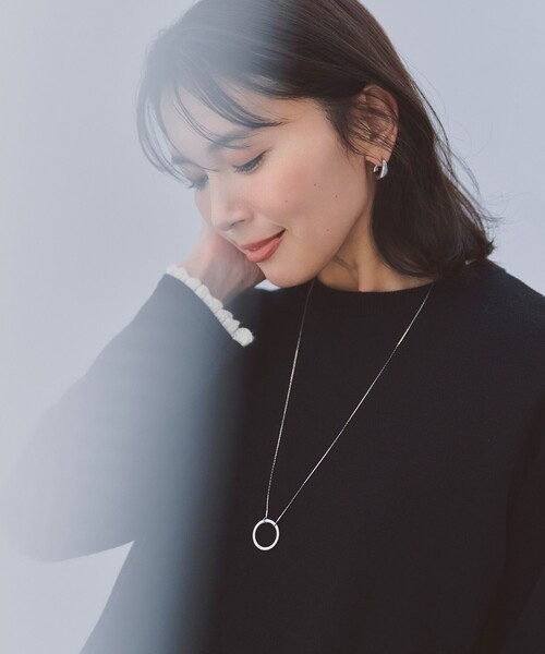 UNFILO(アンフィーロ)の「フリルトリミング ニットワンピース(ワンピース・レディース・ブラック系/ネイビー系・X-LARGE)」の5枚目の写真