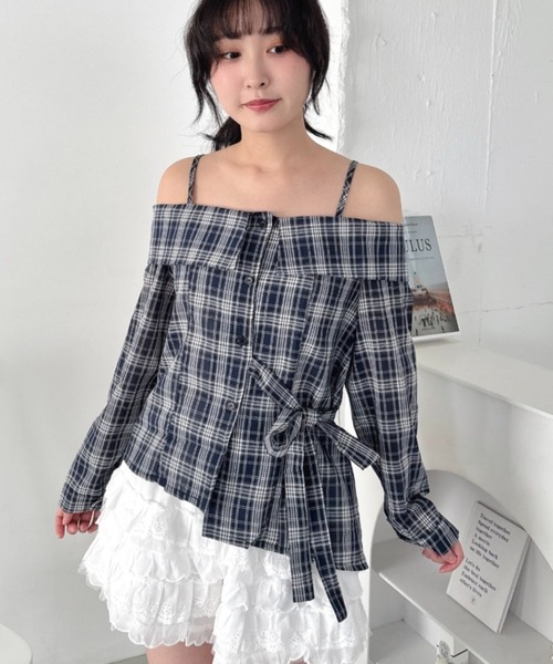 Loueme(ルエム)の「オフショルダーリボンブラウス(Tシャツ/カットソー・レディース・ブラック系その他/ライトブルー/ホワイト/ブルー系その他・FREE)」の2枚目の写真