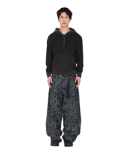 AAKAM（アーカム）の「CROS2 Contrast Button Hoodie (Black)（パーカー・レディース・その他・1/2）」の9枚目の写真