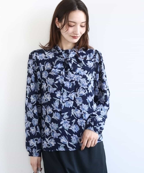 MK MICHEL KLEIN(エムケーミッシェルクラン)の「ボウタイ付き花柄シフォンブラウス/洗える(シャツ/ブラウス・レディース・ネイビー/ミント・38)」の1枚目の写真