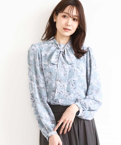 MK MICHEL KLEIN(エムケーミッシェルクラン)の「ボウタイ付き花柄シフォンブラウス/洗える(シャツ/ブラウス・レディース・ネイビー/ミント・38)」の2枚目の写真
