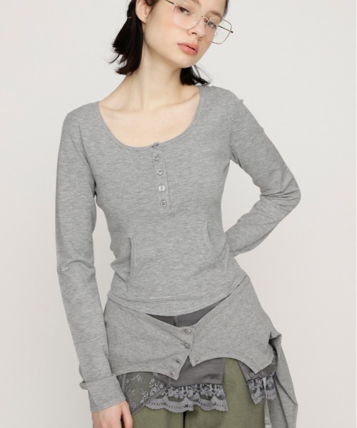SLY(スライ)の「HENLY NECK TOPS ヘンリーネックトップス 春服(Tシャツ/カットソー・レディース・ブラック系その他2/レッド系その他/杢グレー・FREE)」の3枚目の写真