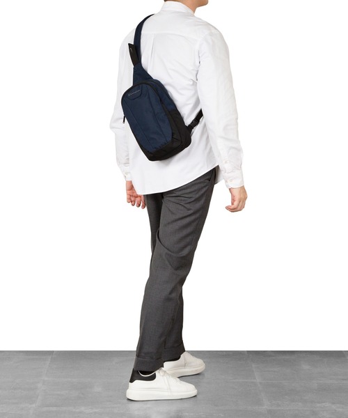 Champion（チャンピオン）の「チャンピオン ボディバッグ カジュアル 通学 お出かけ 20232（ボディバッグ/ウエストポーチ・メンズ・ブラック/ネイビー/グレー・FREE）」の5枚目の写真