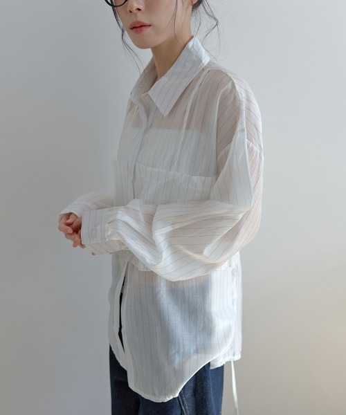 UNE MANSION(ユヌマンション)の「【好みで選べる無地&ストライプ生地展開】【ウエストストリングで体系によってシルエット調節可能】シースルーレイヤードビスチェオーバーサイズブラウスシャツ(シャツ/ブラウス・レディース・ホワイト/チャコール/ネイビー/ブルー・FREE)」の10枚目の写真